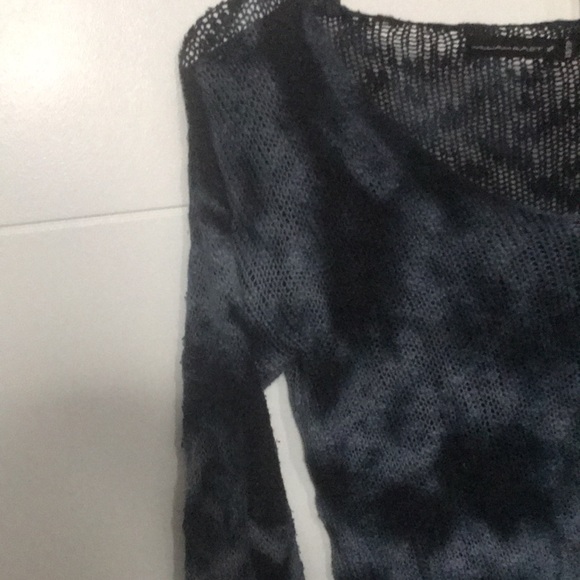 Women’s Top - Picture 2 of 5